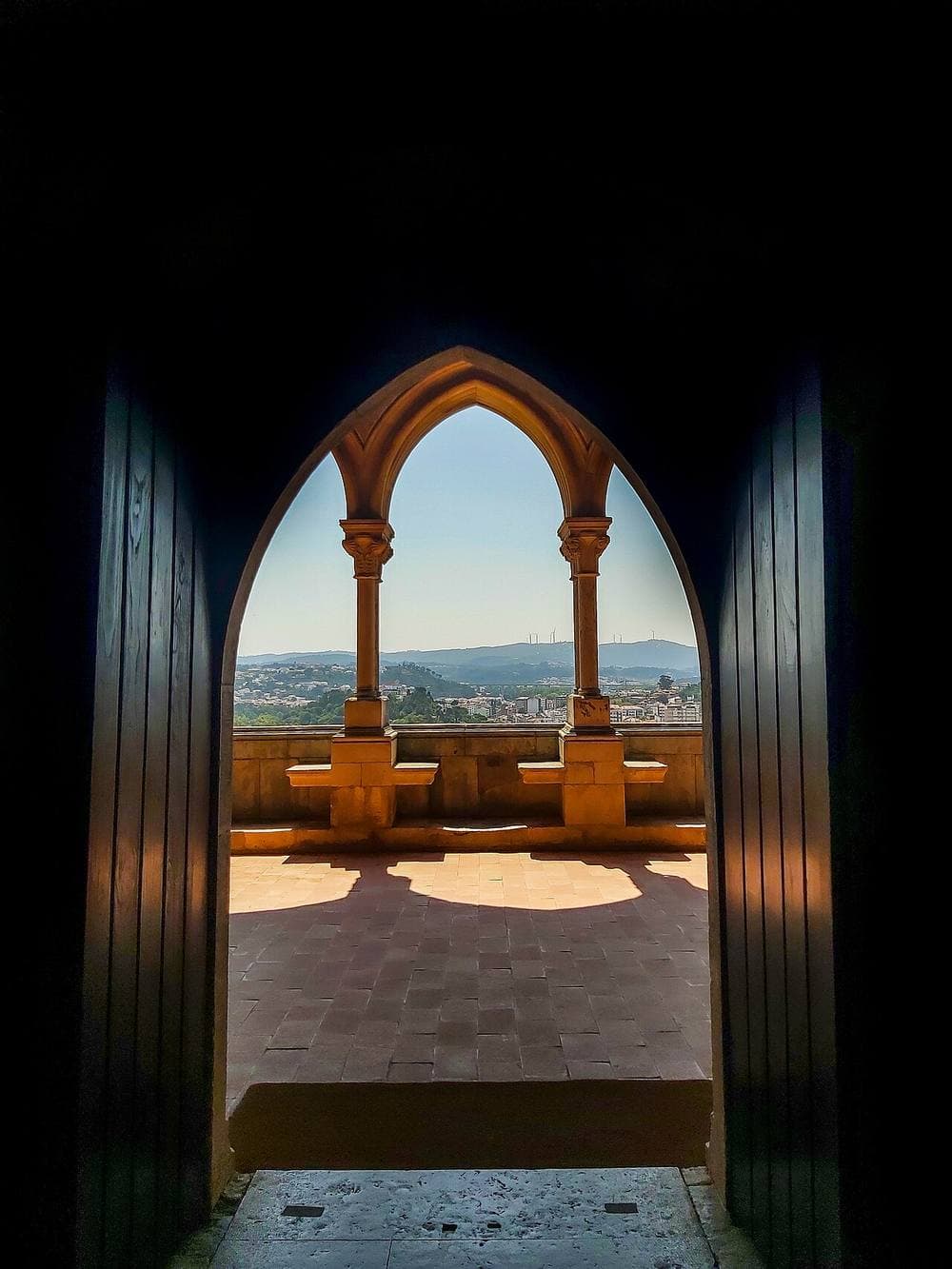 Porta do Castelo de Leiria aberta para a cidade
