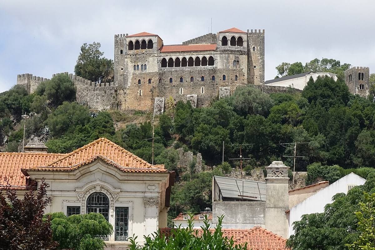 Centro de Leiria com o castelo no topo da colina